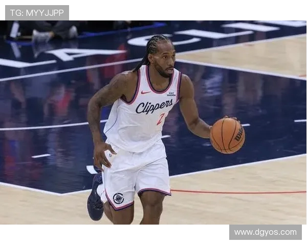 伦纳德首节高效输出6投4中砍8分3板2助攻1抢断引领比赛节奏